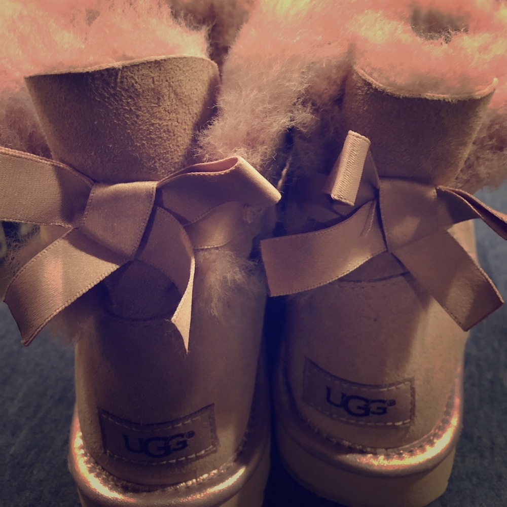 Beautiful Size 7 Bailey Bow Uggs in light Pink